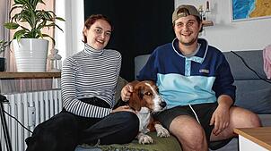 Vertrauen braucht Zeit: Isabella Isele und Jean-Marcel Rieger versuchen, den skeptischen Griffon-Mix Luis für sich zu gewinnen.