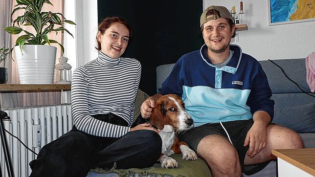 Vertrauen braucht Zeit: Isabella Isele und Jean-Marcel Rieger versuchen, den skeptischen Griffon-Mix Luis für sich zu gewinnen.