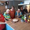 Der Apfelkuchen für den Nachmittagskaffee ist schon gebacken, natürlich von den Frauen selbst (von links): Gertrud Bialas, Hilda ...