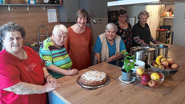 Der Apfelkuchen für den Nachmittagskaffee ist schon gebacken, natürlich von den Frauen selbst (von links): Gertrud Bialas, Hilda ...