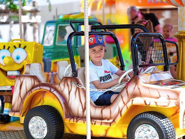 Der fünfjährige Anis steuert den Geländewagen sicher im Kreis herum.