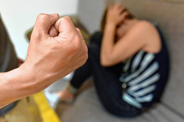 Eine Frau versucht, sich vor einem Mann zu schützen (gestellte Szene). In Frauenhäusern können Betroffene und ihre Kinder gewaltfrei leben.