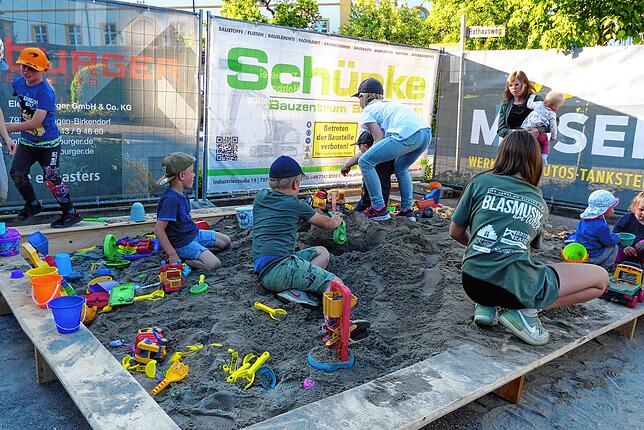 Ihre große Freude hatten die kleineren Kinder im eigens für Fest aufgeschütteten Sandkasten.