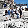 Bei der Baustelle am Bahnhofplatz schlummerte ein Schatz unter dem Asphalt. Über die sensationelle Entdeckung freuen sich (von links) ...