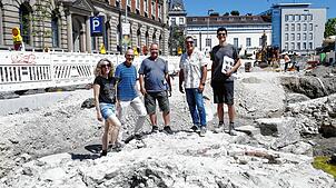 Bei der Baustelle am Bahnhofplatz schlummerte ein Schatz unter dem Asphalt. Über die sensationelle Entdeckung freuen sich (von links) ...