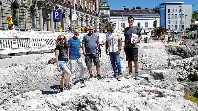 Bei der Baustelle am Bahnhofplatz schlummerte ein Schatz unter dem Asphalt. Über die sensationelle Entdeckung freuen sich (von links) ...