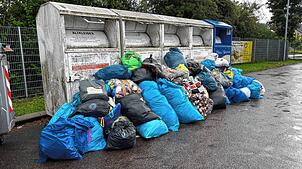 Vor den Altkleidercontainern am Wertstoffhof in Schwenningen stapeln sich Kleidersäcke. Die Kapazitäten reichen nicht aus, um die Mengen ...