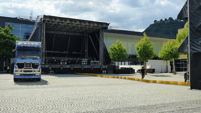 Der Berg ist nur am Rand zu sehen beim diesjährigen Jubiläums-Hohentwielfestival. Der Rathausplatz wird zum Veranstaltungsort aufgebaut, ...