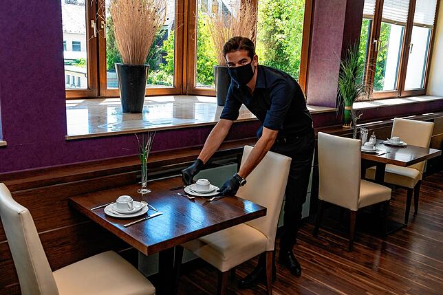 Conor Doran, Sohn der Central-Hotel-Besitzer, zeigt, wie Gäste künftig auch beim Frühstück bedient werden. Das Buffet ist erst einmal passé.