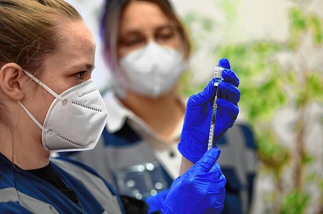 Eine Medizinstudentin bereitet im Kreis Tübingen eine Impfung vor – ein seltenes Bild im Land.