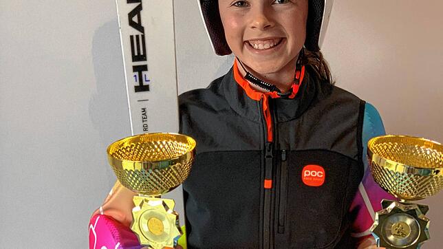 Lena Kiefer mit ihren Pokalen.