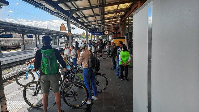 Viele Menschen nehmen ihre Fahrräder mit. Das sorgt zusätzlich für Platzprobleme in den ohnehin schon vollen Zügen.