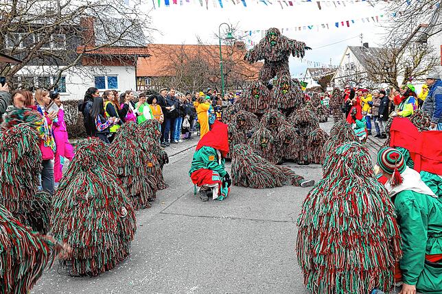 Auch die Walder Narren präsentieren eine stolze Waldgeister-Pyramide.