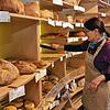 Verkäuferin Irmgard Hepting kehrt kurz nach 15 Uhr in der Donaueschinger Filiale der Bäckerei Schmid erste Regale aus. Dieses Produkt ...