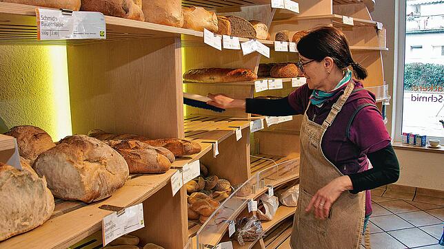Verkäuferin Irmgard Hepting kehrt kurz nach 15 Uhr in der Donaueschinger Filiale der Bäckerei Schmid erste Regale aus. Dieses Produkt ...