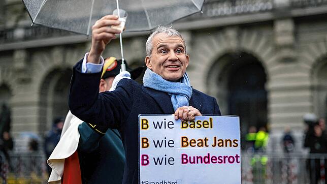 Beat Jans vor dem Bundeshaus in Bern.