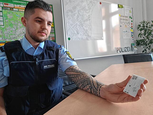 Kai Daus zeigt, wie ein typischer Urintest der Polizei aussieht. Der Urintest wird von der Bad Säckinger Polizei am häufigsten bei ...