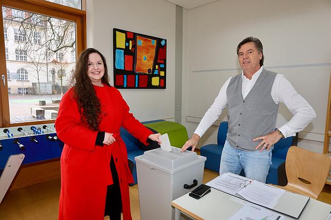 Rosa Buss (Kandidatin für die Grünen im Kreis Konstanz) gibt ihre Stimme am Morgen der Bundestagswahl 2025 in ihrem Wahllokal in der ...