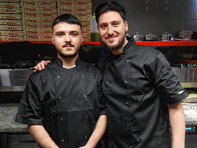 Sind für die Küche im Gasthaus Kreuz verantwortlich: Alessio Tomei (links) und Salvatore Patulla.