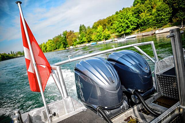 Zwei Aussenbordmotoren mit je 250 PS bringen das Boot auf bis zu 65 Stundenkilometer.