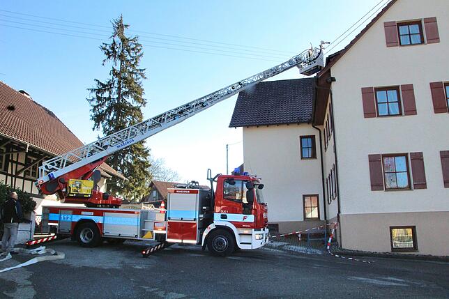 Letzte Arbeiten der Feuerwehr, um den Rauch im Inneren des Gasthofes zu beseitigen.