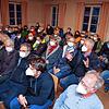 Die Bürger von Ebringen zeigen ein großes Interesse bei der Einwohnerversammlung und füllen das alte Schulhaus. Sie sind nun bei ...