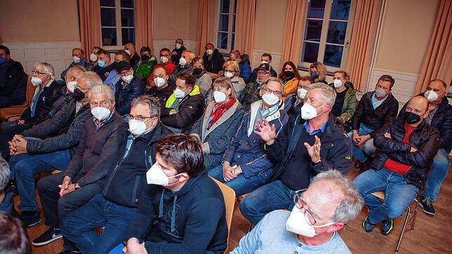 Die Bürger von Ebringen zeigen ein großes Interesse bei der Einwohnerversammlung und füllen das alte Schulhaus. Sie sind nun bei ...