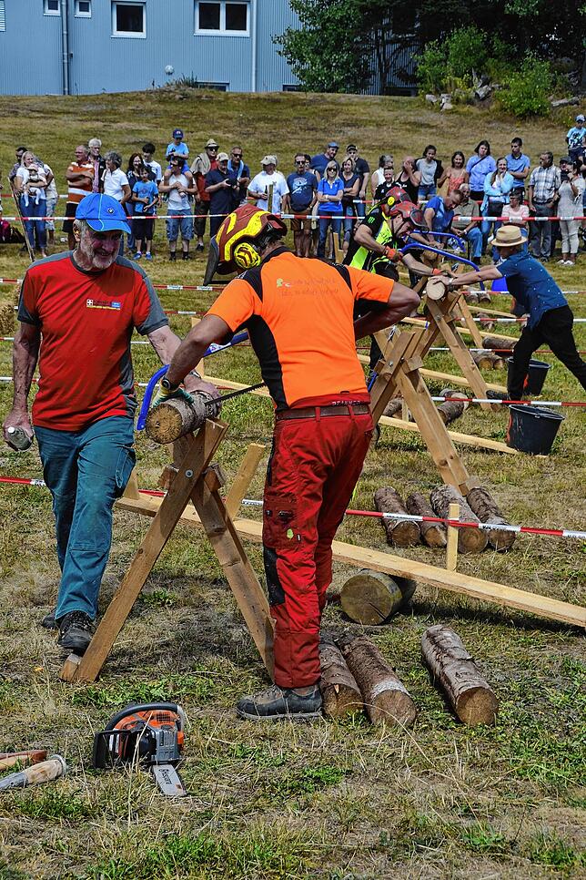 Nicht nur mit der Kettensäge, auch ohne Motorunterstützung musste am Holz gearbeitet werden.