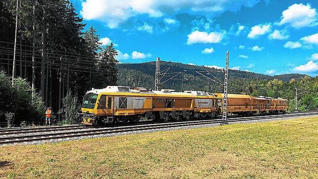 Zum zweiten Mal innerhalb weniger Wochen erlebt Rafael Kammerer hautnah die Bemühungen der Bahn, die Strecke durch diesen Spezialzug, ...