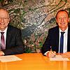 Jürgen Fürst (rechts) unterzeichnete am Freitagmittag gemeinsam mit Oberbürgermeister Alexander Putz seinen neuen Dienstvertrag.