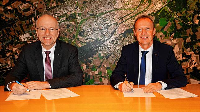 Jürgen Fürst (rechts) unterzeichnete am Freitagmittag gemeinsam mit Oberbürgermeister Alexander Putz seinen neuen Dienstvertrag.