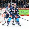 Der erst 20-Jährige Daniel Neumann (vorne) war rundum glücklich nach seinem 1. DEL-Tor und dem Heimsieg gegen Bietigheim. Nun will er in ...