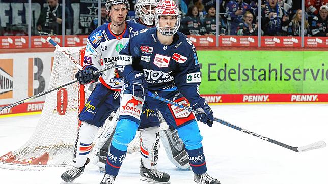 Der erst 20-Jährige Daniel Neumann (vorne) war rundum glücklich nach seinem 1. DEL-Tor und dem Heimsieg gegen Bietigheim. Nun will er in ...