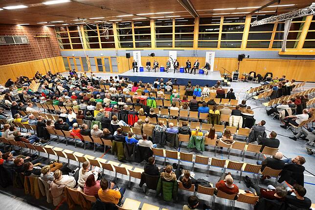 Etwa 450 Zuhörer kamen zur zweiten SÜDKURIER-Wahlarena in die Randenhalle.