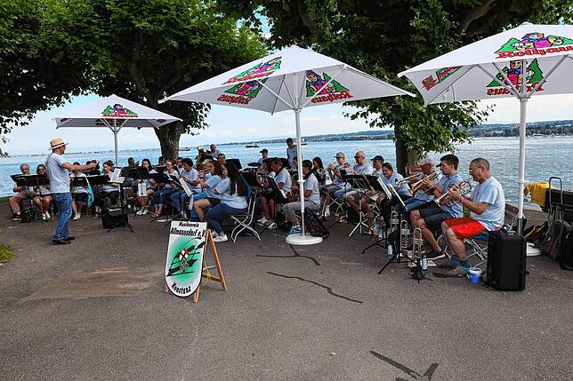 Bild 8: Beim Seenachtfest 2023 treffen sich im Stadtgarten und an der Seestraße alle Generationen