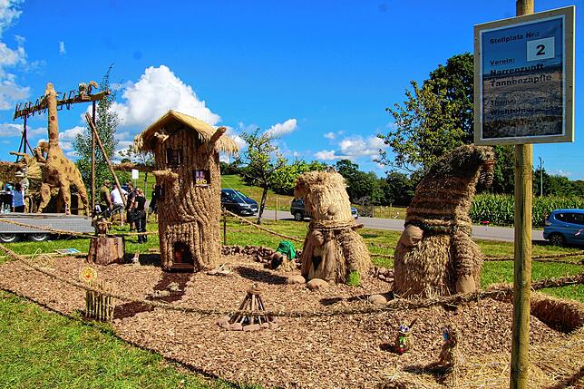 Bild 26: Aufbauarbeiten zum 11. Höchenschwander Strohskulpturen-Wettbewerb mit Bauernmarkt in Höchenschwand