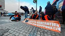 Protestaktion von Aktivisten der Letzten Generation am 14. Februar in Konstanz. Nur einem war es wirklich gelungen, sich an der Fahrbahn ...