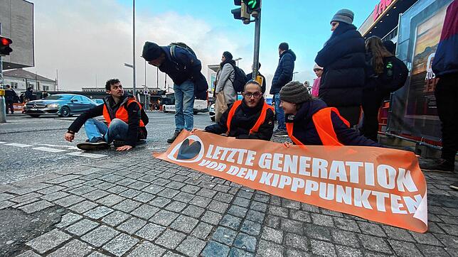 Protestaktion von Aktivisten der Letzten Generation am 14. Februar in Konstanz. Nur einem war es wirklich gelungen, sich an der Fahrbahn ...