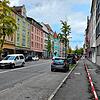 Blick in die Theodor-Heuss-Straße: Hier entzog sich ein Rollerfahrer einer Polizeikontrolle. Später in der Nacht stellten die Beamten ...