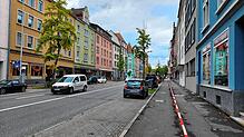 Blick in die Theodor-Heuss-Straße: Hier entzog sich ein Rollerfahrer einer Polizeikontrolle. Später in der Nacht stellten die Beamten ...