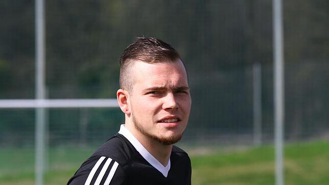 Deprimiert: Nach einem Riss der Kreuzbänder und Außenbänder im rechten Knie wird Torjäger Alexander Herbst vom FC Wittlingen in der ...