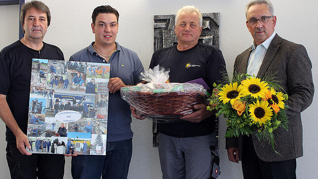 Die Energieversorgung Südbaar verabschiedet ihren langjährigen Mitarbeiter Bruno Bäurer (Zweiter von rechts). Geschäftsführer Thomas ...