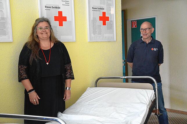 Kreisgeschäftsführerin Petra Naylor und Ausbildungsleiter Thomas Dörflinger vom DRK erläutern, wie sich die Erste Hilfe in Corona-Zeiten ...