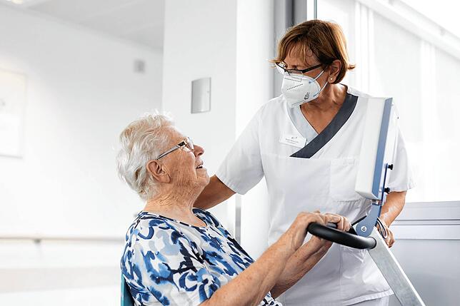 Eine Pflegerin im Schwarzwald-Baar-Klinikum kümmert such um eine Patienten. Allerdings kämpft das Klinikum wie die meisten anderen mit ...
