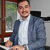 Selcuk Gök an seinem Schreibtisch im Tengener Rathaus. Dort ist er seit Ende April der neue Bürgermeister.
