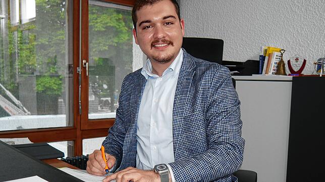 Selcuk Gök an seinem Schreibtisch im Tengener Rathaus. Dort ist er seit Ende April der neue Bürgermeister.