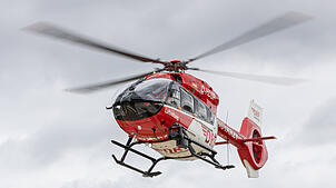 Ein Rettungshubschrauber im Einsatz (Symbolbild). Ein Heli musste bei Görwihl-Rüßwihl einen schwer verletzten Motorradfahrer abholen.