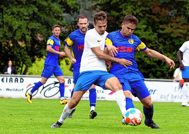Jonas Holzreiter (links) steigt nach einer Fußballpause wieder ein.