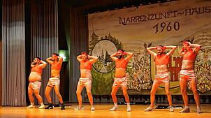 Viel Haut zeigen die Männer des Männerballetts Blau-Weiß. An dem Abend werden Marika Schubert (15 Jahre), Frederic Aich (20 Jahre), ...