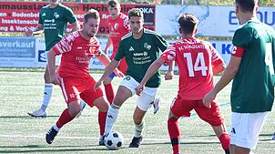 Treffsicher: Marvin Kalt (links) vom FC Schlüchttal und Patrick Klotz (Nr. 16) von der SG Mettingen/Krenkingen haben es mit ihren Toren ...